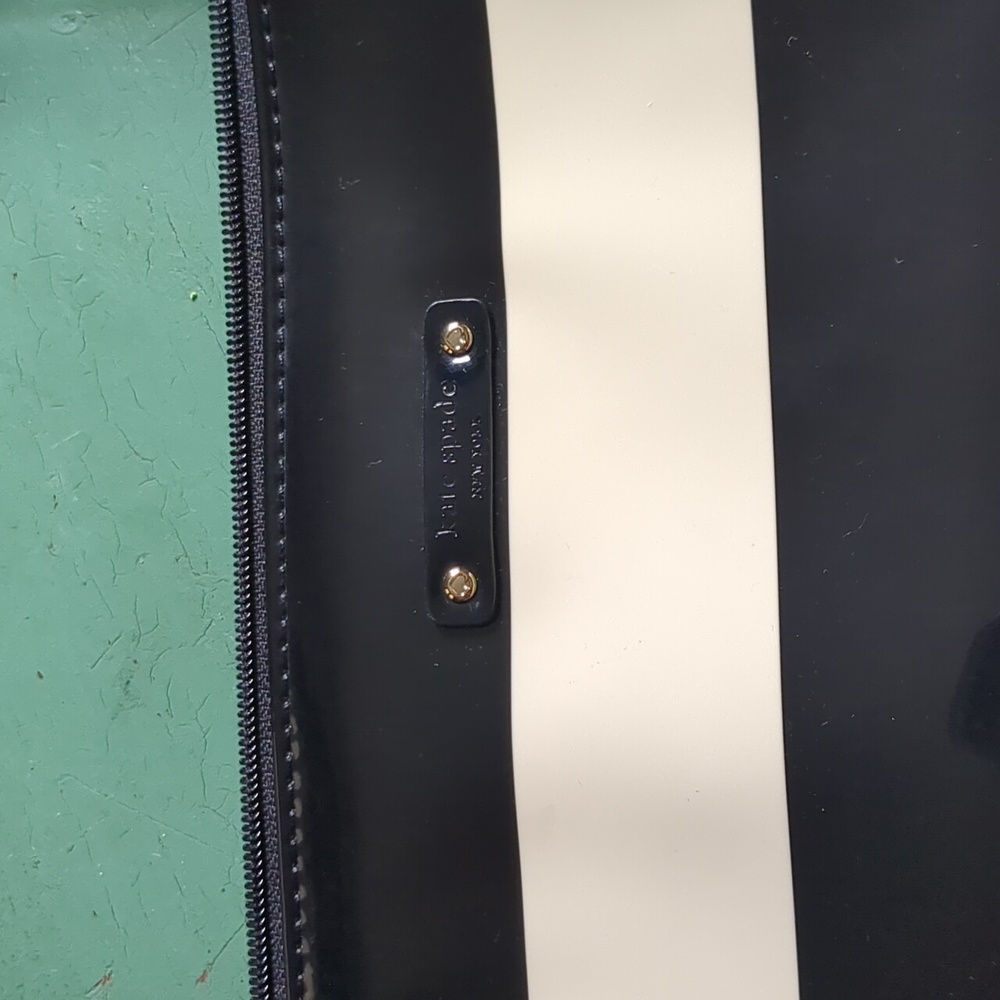 KATE SPADE BLACK & BEIGE PATENT LEATHER BAG - Picture 3 of 16